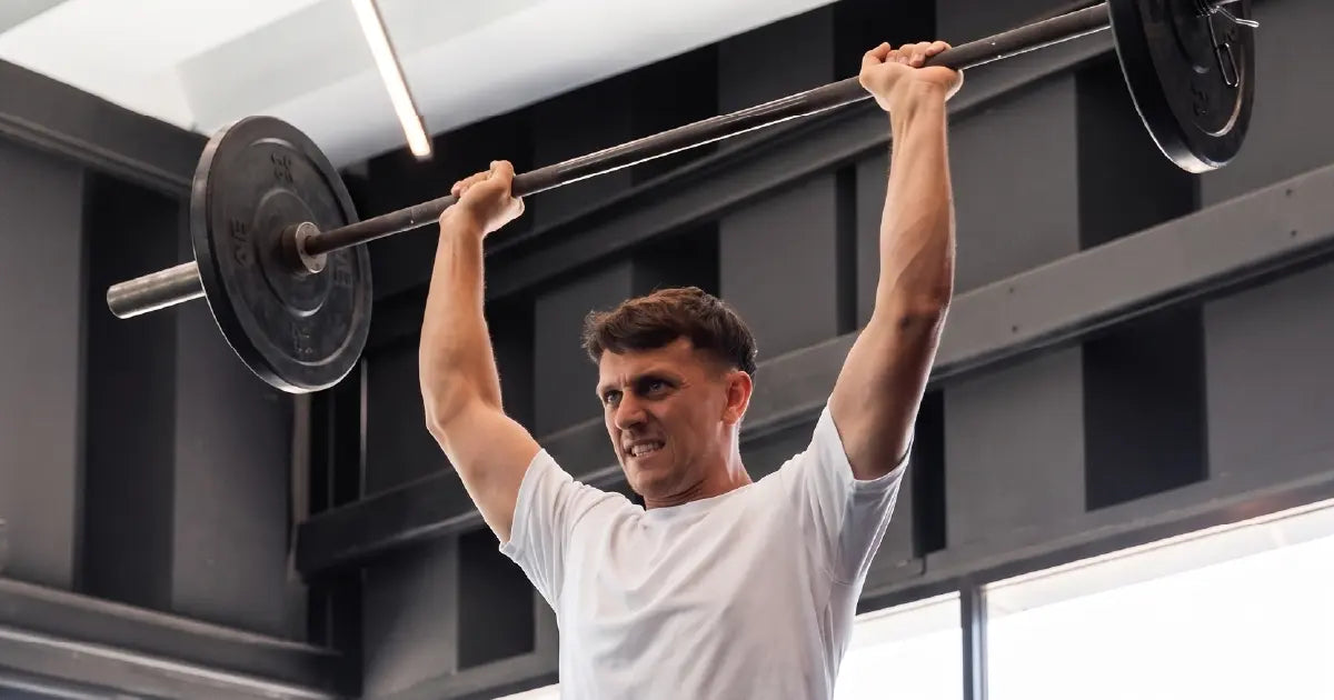 Cómo hacer press militar sin cometer el error que limita tu progreso